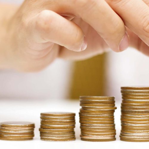 Rumo à Independência Financeira: Educando-se para Economizar e Investir com Sucesso